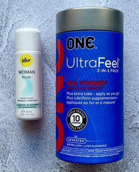 Комплект ONE UltraFeel 2-in-1 10 шт - Лубрикант pjur Woman Nude 30 мл SOS2643 фото